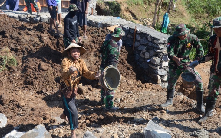 "Kakek Sutopo warga Mojogedang tampak semangat ikut bangun jembatan"