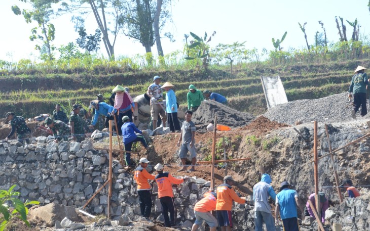 "Warga tampak semangat bergotong royong dengan Satgas TMMD Reg ke 117 desa Gentungan"