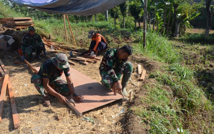 "Satgas TMMD Reg Mojogedang sedang memasang papan cor"