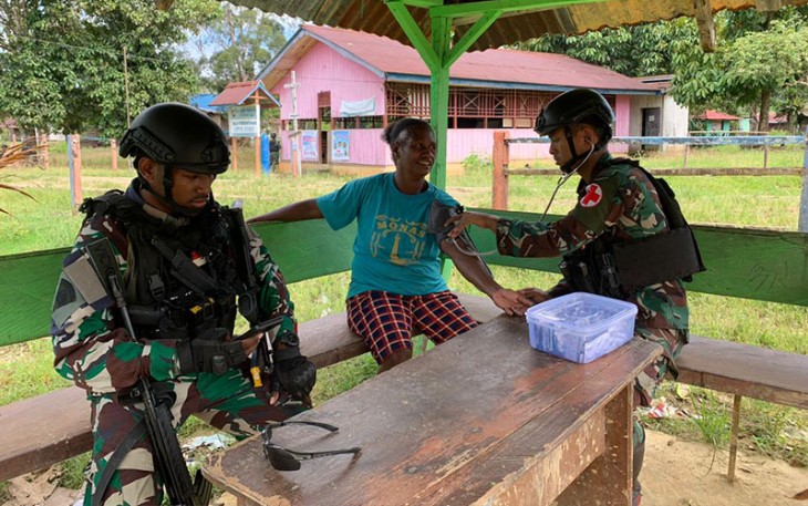 Satgas Yonif 407/PK saat Berikan Pelayanan Kesehatan kepada Masyarakat Kampung Mahti.