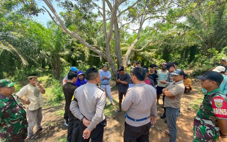Kapolsek Batik Nau Gelar Giat Sosialisasi dan Pengamanan Pengalihan Arus lalu lintas Karena Perbaikan Jembatan di Desa Batik Nau 