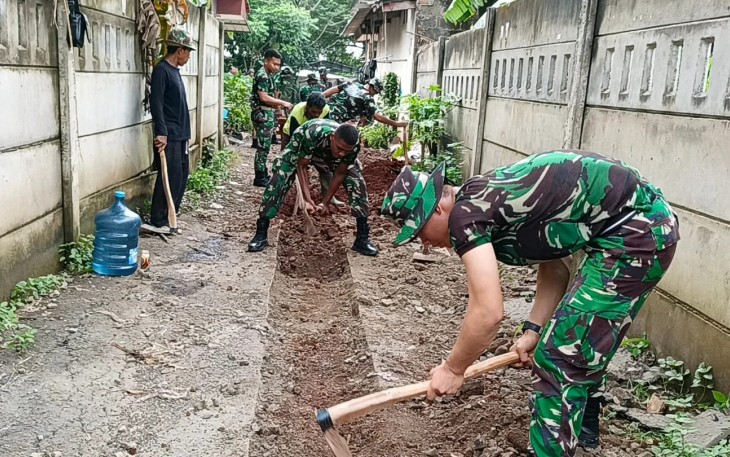 Satgas TMMD Reguler Ke-116 Bersama Masyarakat Teruskan Pekerjaan Peanggalian Saluran Air