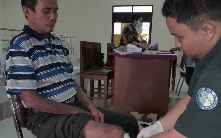 Salah satu difabel Kota Bitung saat melakukan pengukuran