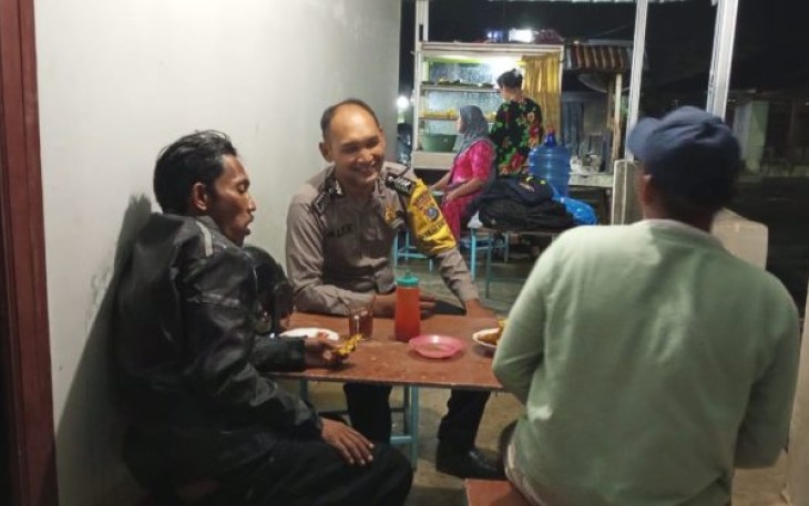 Sambil ngobrol santai, personel Polsek Batang Toru berupaya menyelipkan pesan-pesan anti narkoba ke masyarakat, Senin (5/11/2023) malam.