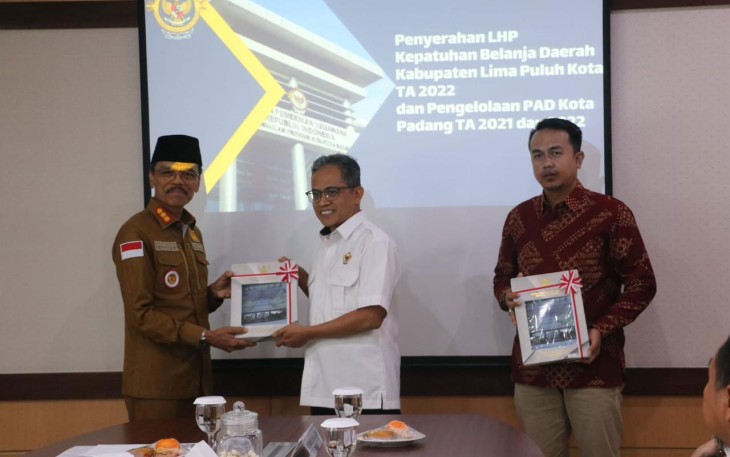 Bupati Limapuluh Kota Safaruddin menerima LHP kepatuhan atas belanja daerah Kabupaten Limapuluh Kota 2022.