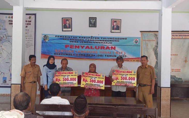 Foto bersama perangkat Desa Jengglongharjo bersama-sama Keluarga Penerima Manfaat (KPM)