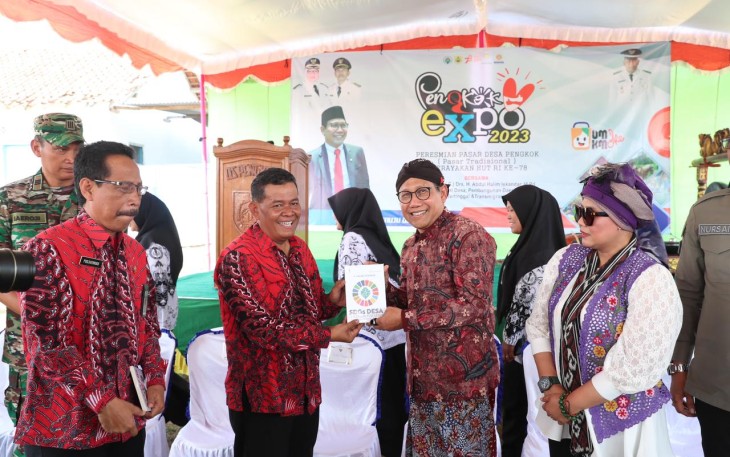 Menteri Desa, Pembangunan Daerah Tertinggal dan Transmigrasi Abdul Halim Iskandar didampingi Anggota DPR RI Luluk Nur Hamidah, Direktur Pembangunan Sarana dan Prasarana Desa dan Perdesaan Nursaid Meresmikan Pasar Tradisional Desa Pengkok, Kec. Kedawung, Kab. Sragen - Jawa Tengah, Jumat (25/08/23).