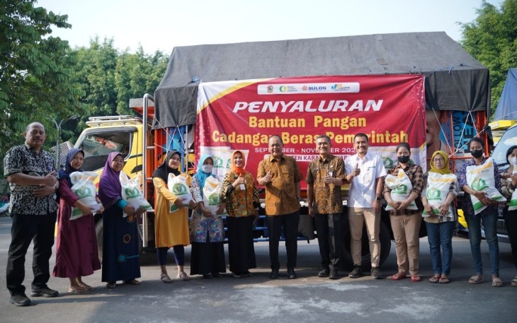 Persiapan pemberangkatan pengiriman bantuan pangan CBP, di Pendopo Raden Mas Said, Rumah Dinas Bupati Karanganyar, Selasa (10/10/2023) pagi.