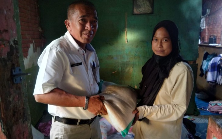 Kadis Kominfo Kota Payakumbuh, Junaidi memberikan bantuan spontan, berupa kebutuhan pokok kepada warga kurang mampu di Kelurahan Nunang Daya Bangun.
