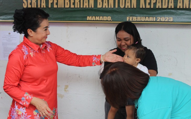 Ketua Persit KCK Daerah XIII Mdk saat memberikan bantuan kepada anak Stunting