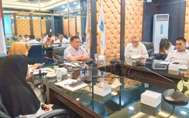 Sekretaris Daerah Kabupaten Bintan Ronny Kartika, saat memimpin rapat , di ruang Rapat 2 Kantor Bupati Bintan, Rabu (08/03/2023).