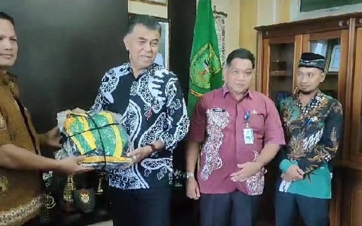  Bupati Natuna Serahkan Toga Untuk Wisuda Santri TPQ