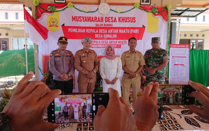 Kepala Desa PAW terpilih tengah foto bersama dengan Forkopimcam