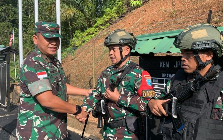 Danrem 121/Abw Brigjen TNI Luqman Arief, S.I.P., didampingi Kasiintel Kasrem 121/Abw Kolonel Inf Jhonson Mangasitua Sitorus dan Dandim 1209/Bky, mengunjungi Pos Gabungan Indonesia-Malaysia Serikin Satgas Pamtas Yonarmed 16/Tk, Rabu (13/12/2023)