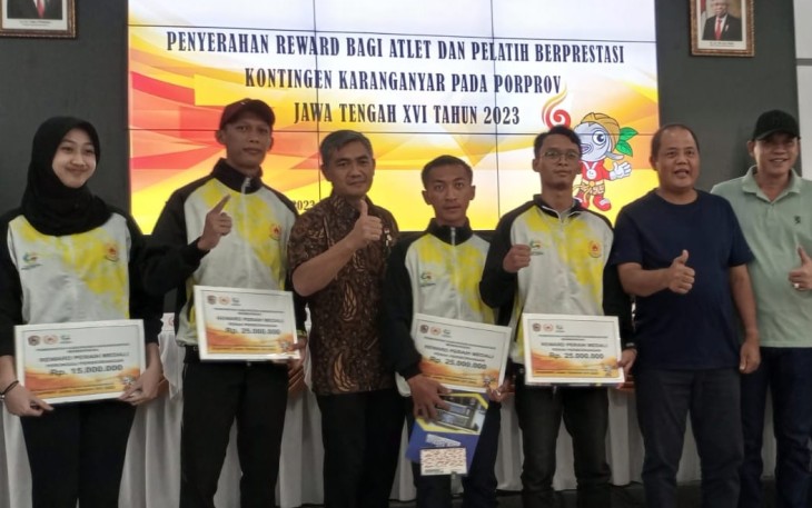Penyerahan reward kepada atlet dan pelatih berprestasi Kontingen Kabupaten Karanganyar pada Porprov XVI Jateng 2023, Selasa (15/08/2023) malam.