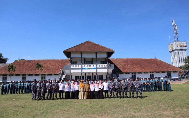  Komandan Pangkalan TNI AL (Danlanal) Malang Kolonel Laut (KH/W) Rinanda Sintasari, S. Sos., M. Tr. Ap., melalui Pjs. Palaksa Mayor Laut (T) Eko Wahyu Santoso membuka Kegiatan Uji Ketarunaan kepada Siswa Siswi SMKN 13 Malang 