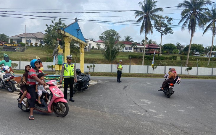  Satlantas Polres Lingga Atur Lalulintas Berikan Kelancaran Dijalan Raya 
