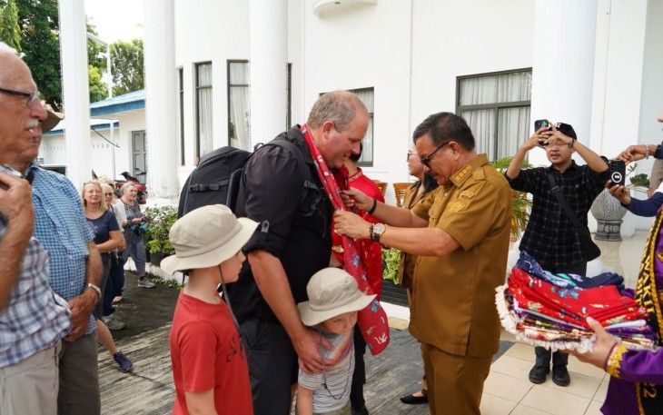 Wali Kota Maurits Mantiri Menerima Kunjungan Wisatawan Mancanegara 