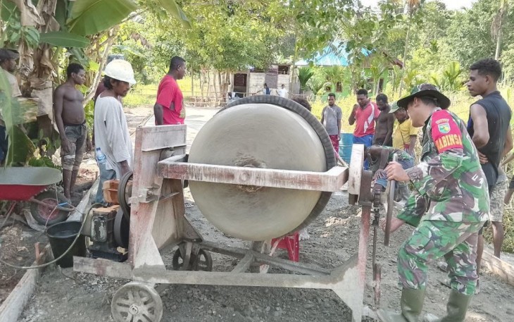 Babinsa Koramil 1710-07/Mapurujaya Menggelar Kerja Bakti Pengecoran Jalan Bersama Warga Binaan