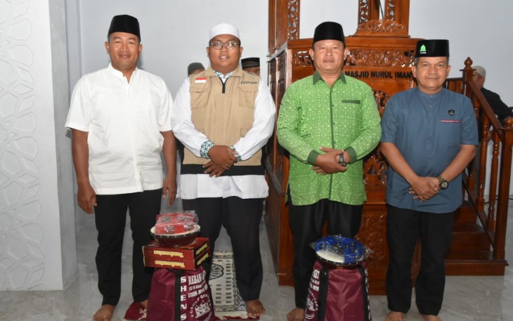 Danrem 023/KS saat Dampingi Pangdam I/BB Sholat Subuh Berjamaah di Masjid Nurul Iman Pandan
