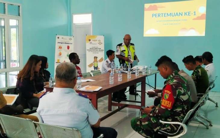 Babinsa Koramil 1710-06/Agimuga saat Hadiri Rapat Komite Keamanan Penerbangan