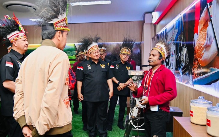 Menhan Prabowo saat Dampingi Presiden Jokowi ke Papua untuk meresmikan Gedung Papua Youth Creative Hub (PYCH) dan peluncuran produk-produk kreatifitas di Abepura, Kota Jayapura, Selasa (21/3). 