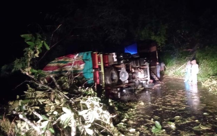 Kondisi truk terguling