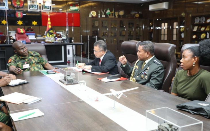 Atase Pertahanan RI saat Dampingi Dubes RI-Abuja Bertemu Dengan Kasad Nigeria
