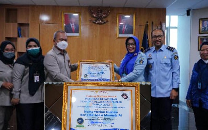 Kemenkumham saat Terima Penghargaan Pelayanan Publik dari Ombudsman RI