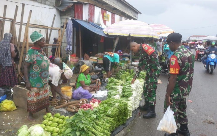 Babinsa Timika saat Komsos Ke Pasar dan Borong Jualan Mama Papua