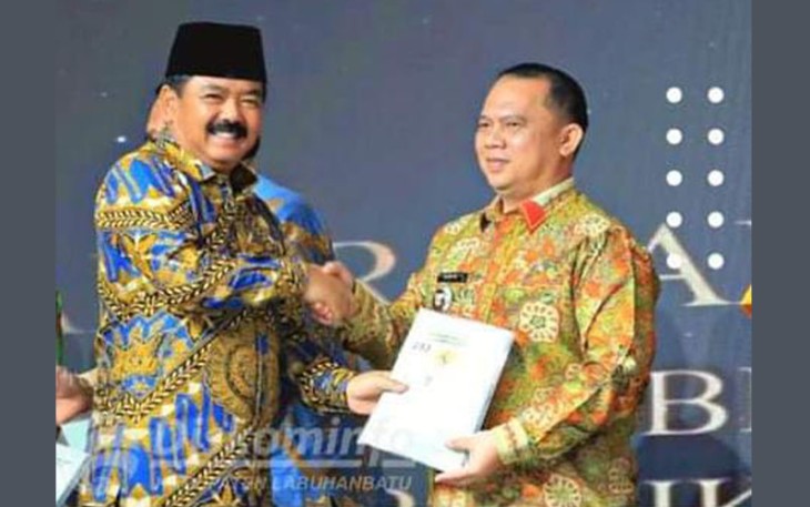 Menteri Agraria dan Tata Ruang saat Serahkan 70 Sertifikat Kepada Bupati Labuhanbatu 