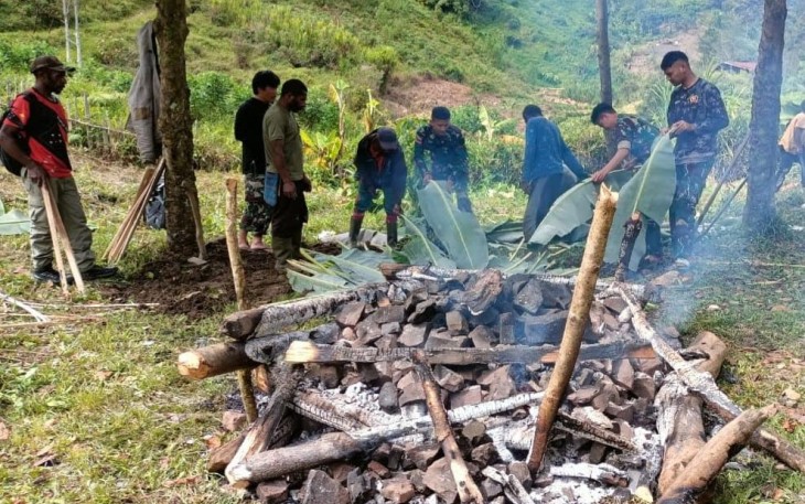 Bakar batu sebagai wujud syukur dan doa bersama di Kampung Abmisibil, Distrik Okbibab, Kab. Pegunungan Bintang, Papua Pegunungan, Sabtu (22/7/2023).