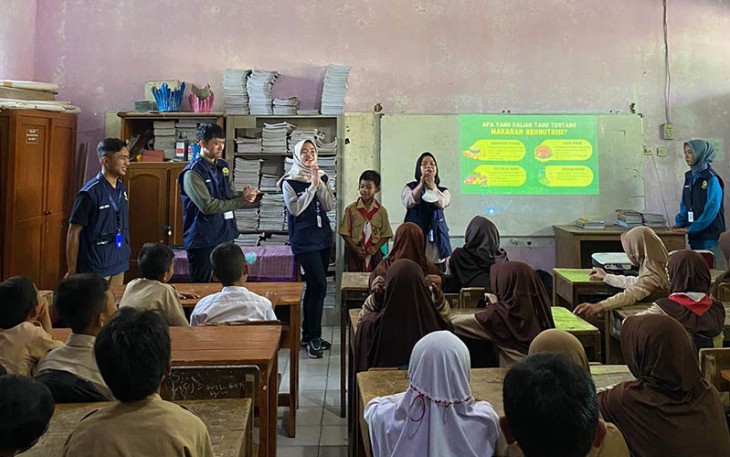 Pemaparan materi oleh tim mahasiswa KKN-T
