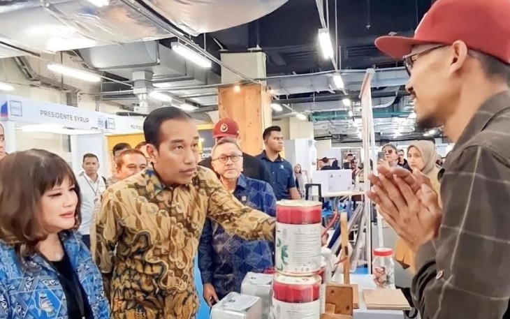 Presiden Joko Widodo (Jokowi), beserta jajaran Asosiasi Pengusaha Indonesia (Apindo) selaku penyelenggara acara Festival UMKM Merdeka.