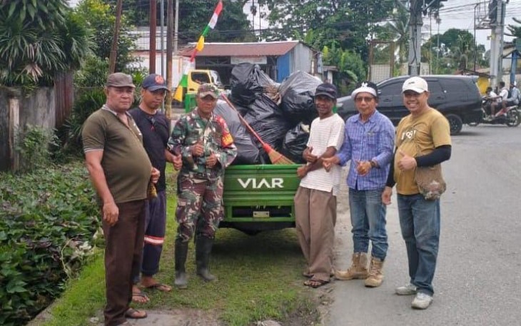 Babinsa Koramil 1710-02/Timika saat Ajak Warga Binaan Kerja Bakti Bersihkan Jalan