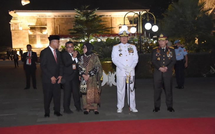 Panglima TNI Laksamana TNI Yudo Margono, S.E., M.M. mengikuti Apel Kehormatan dan Renungan Suci (AKRS) yang dipimpin langsung oleh Presiden Republik Indonesia  Ir. Joko Widodo di Taman Makam Pahlawan Nasional Utama (TMPNU) Kalibata, Jakarta Selatan, Rabu (16/8/2023). 