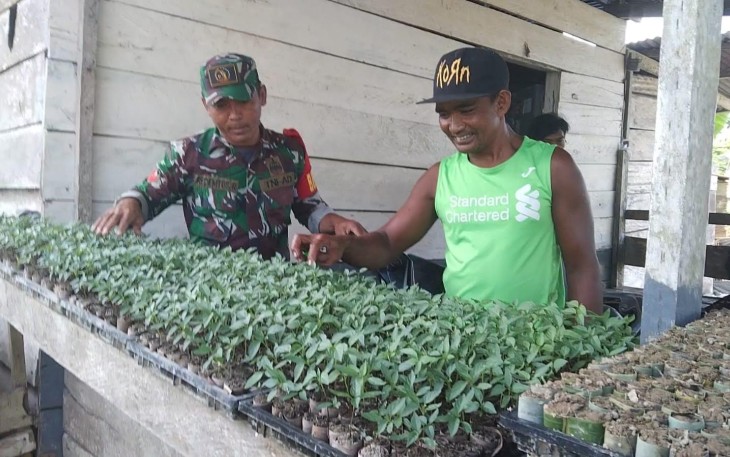 Babinsa Koramil 1710-07/Mapurujaya saat Bantu Petani Binaan Menyemai Bibit Cabe