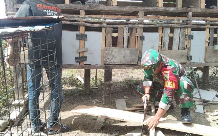 Babinsa Koramil 1710-07/Mapurujaya saat Bantu Membuat Kandang Ayam Milik Warga