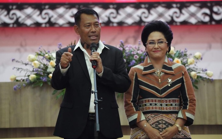 Mayjen TNI (Purn) Yustinus Agus Peristiwanto didampingi istri