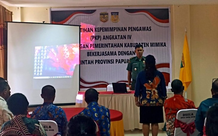 Kasdim 1710/Mimika saat Beri Materi Etika dan Integritas Kepemimpinan Pancasila Kepada Peserta Pelatihan Kepemimpinan Pengawas
