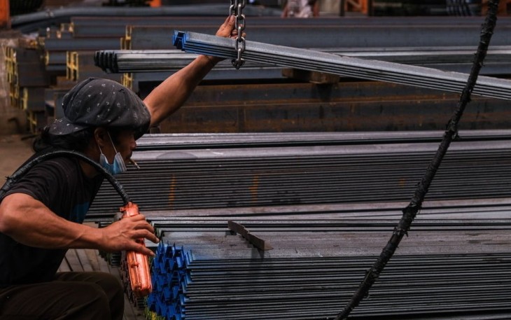Berat plat hitam dalam konstruksi sangat penting karena menentukan kekuatan, efisiensi, dan cara pengiriman material.