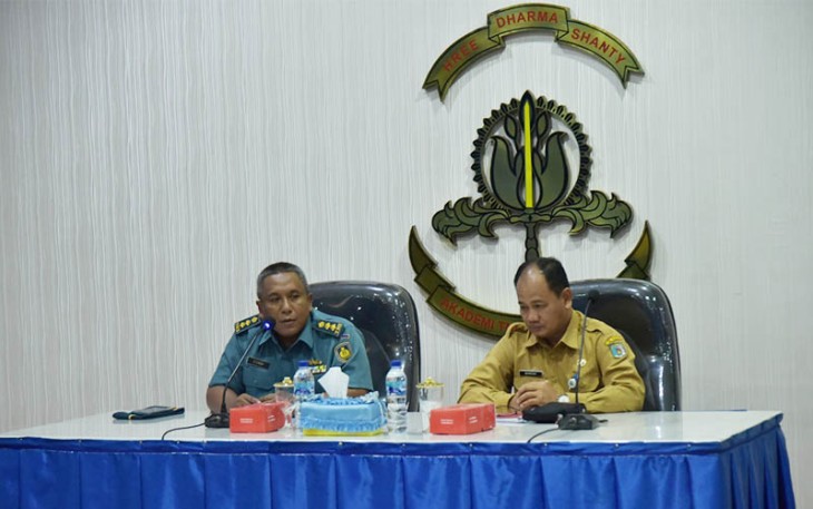  Sekretaris Daerah Kabupaten Paser Drs. Katsul Wijaya selaku Ketua panitia kunjungan beserta para pelatih dan pengasuh lainnya diterima oleh Kabag Penelitian PPM Setlem AAL Letkol Laut (T) Donni Kartiko di Auditurium gedung Mandalika Operasi Pengajaran (Opsjar) Kesatrian AAL, Bumimoro, Surabaya, Senin (30/10).
