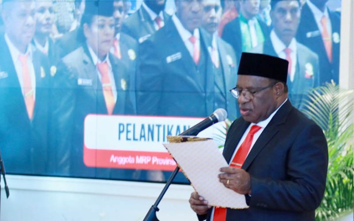 Wamendagri John Wempi Wetipo pada Pelantikan dan Pengambilan Sumpah/Janji Anggota MRP Provinsi Papua Masa Jabatan 2023-2028 di Kantor Gubernur Papua, Jayapura, Selasa (7/11/2023).