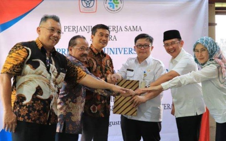 Perjanjian Kerja Sama (PKS) keduanya ditandatangani oleh Rektor PresUniv Prof. Dr. Chairy dan Plt. Direktur RSUD Kabupaten Bekasi dr. Arief Kurnia, MARS., di Jababeka Golf & Country Club,Cikarang, Kabupaten Bekasi, beberapa waktu lalu