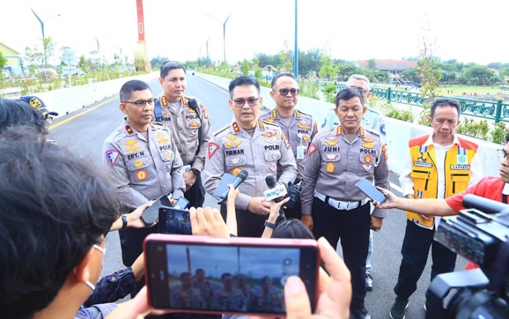 Kakorlantas Polri Irjen Firman Shantyabudi saat melakukan peninjauan jalur persiapan mudik Lebaran 2023.