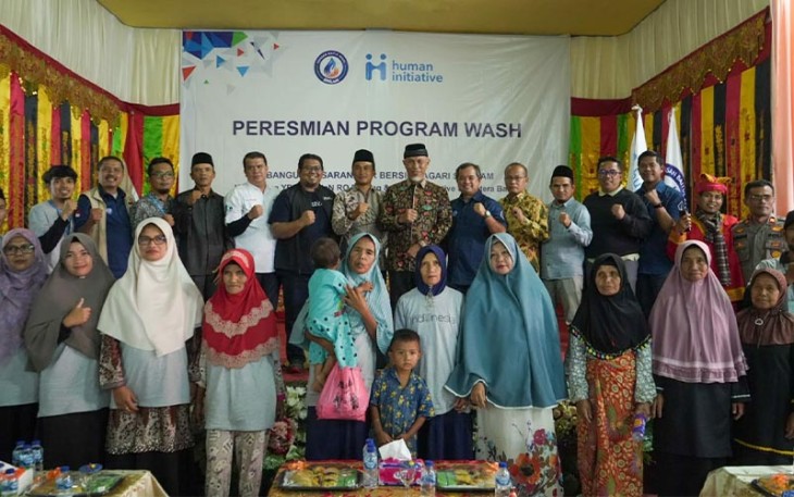 Gubernur Sumatra Barat Mahyeldi saat meninjau sekaligus meresmikan program pembangunan sarana air bersih di Nagari Sirukam, Kecamatan Payung Sekaki.