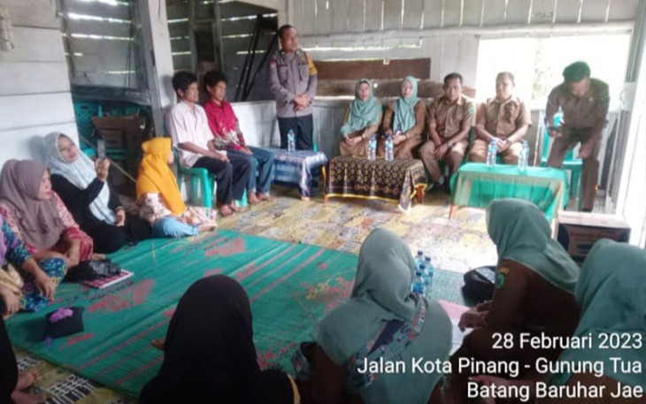 Polres Tapsel Dampingi Dinkes Paluta saat Sosialisasi Pencegahan Stunting di desa Batang Baturahar Jae Kecamatan Padang Bolak Kabupaten Padang Lawas Utara (Paluta), Selasa (28/02/2023), kemarin.