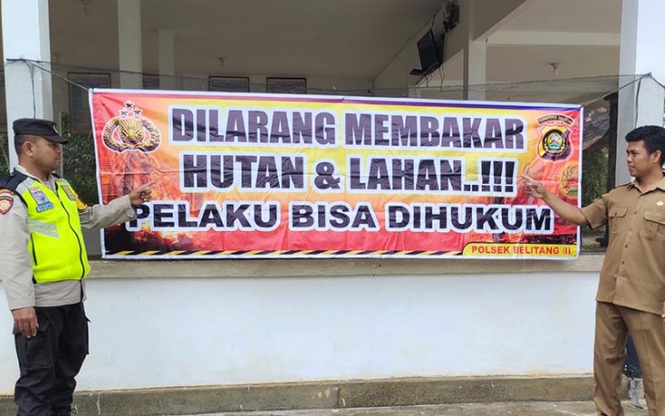 Polres Oku Timur saat Pasang Spanduk