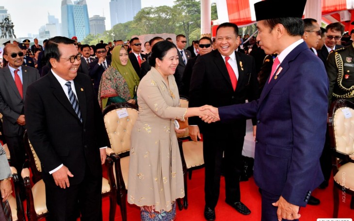 Ketua DPR RI Puan Maharani saat menjabat tangan Presiden Jokowi di Monumen Nasional (Monas) Jakarta Pusat, Kamis (5/10/2023). 