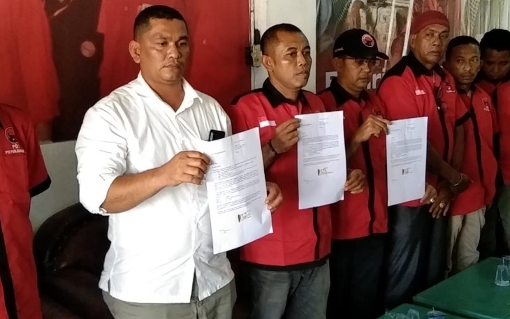 Para pengurus DPC PDIP Aceh Timur saat menunjukan surat pengunduran diri yang telah mereka tandatangani, 